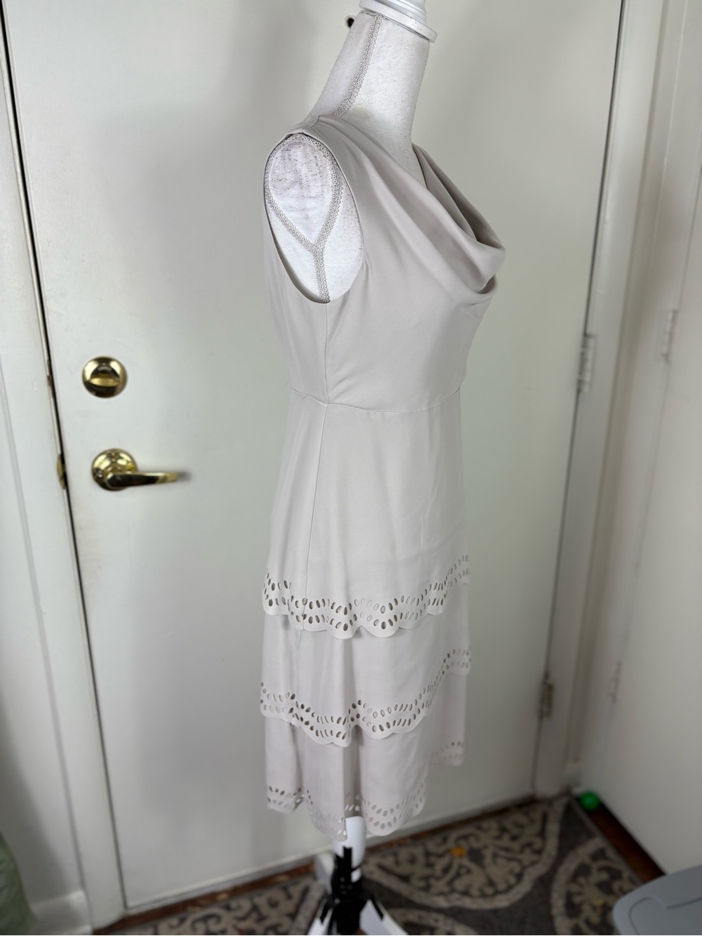 Spense Women Sz 4 Sleeveless lined laser cut draped neck Beige Scallop Hem Dress - Picture 4 of 11